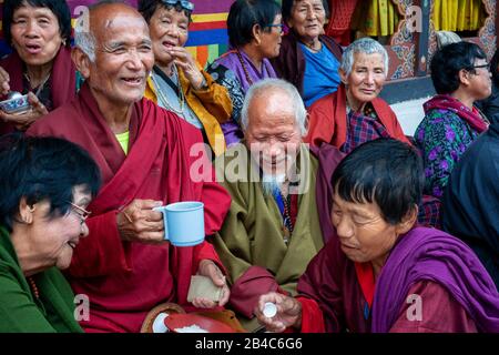 Widmet sich dem nationalen Denkmal Chorten Stupa in Thimphu Bhutan während des jährlichen Moelam Chenmo, das das Große Gebet-Festival und viele religiöse Stockfoto