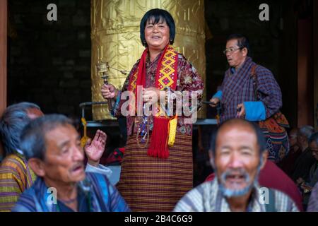 Widmet dem National Memorial Chorten Stupa in Thimphu Bhutan Gebeträder. Das jährliche Moelam Chenmo, das ist das Große Gebet-Festival an Stockfoto