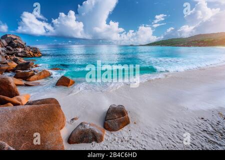 Beeindruckende Wolken über kristallklarem Meer und wunderschönem tropischem Strand. Seychelles Grand Anse, La Digue, Seychellen. Stockfoto