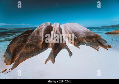 Der bekannteste Granit-Felsbrocken in der Nähe des tropischen Strandes Anse Source d'Argent, La Digue Island, Seychellen. Stockfoto