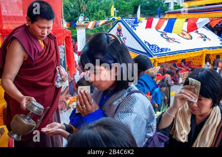 Widmet sich dem nationalen Denkmal Chorten Stupa in Thimphu Bhutan während des jährlichen Moelam Chenmo, das das Große Gebet-Festival und viele religiöse Stockfoto