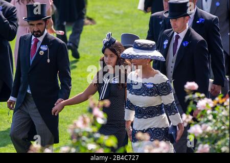 Royal Ascot, Berkshire, Großbritannien. Juni 2017. Scheich Mohammed bin Rashid Al Maktoum, Machthaber von Dubai und Premierminister der Vereinigten Arabischen Emirate, besucht Royal Ascot mit seiner Frau Prinzessin Haya von Jordanien und ihrer Tochter Sheikha Al Jalila. Kredit: Maureen McLean/Alamy Stockfoto