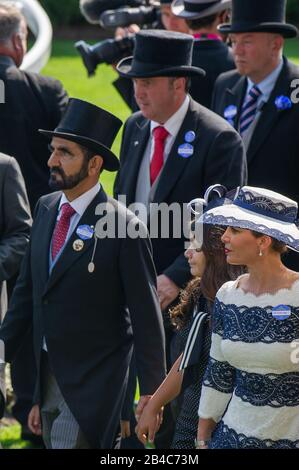 Royal Ascot, Berkshire, Großbritannien. Juni 2017. Scheich Mohammed bin Rashid Al Maktoum, Machthaber von Dubai und Premierminister der Vereinigten Arabischen Emirate, besucht Royal Ascot mit seiner Frau Prinzessin Haya von Jordanien und ihrer Tochter Sheikha Al Jalila. Kredit: Maureen McLean/Alamy Stockfoto