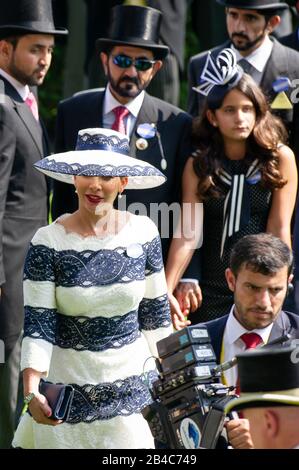 Royal Ascot, Berkshire, Großbritannien. Juni 2017. Scheich Mohammed bin Rashid Al Maktoum, Machthaber von Dubai und Premierminister der Vereinigten Arabischen Emirate, besucht Royal Ascot mit seiner Frau Prinzessin Haya von Jordanien und ihrer Tochter Sheikha Al Jalila. Kredit: Maureen McLean/Alamy Stockfoto