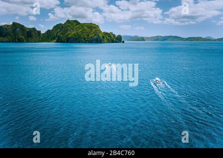 Luftaufnahme von Inselhüpfbooten auf dem Weg zur Tour führt über eine malerische Inselgruppe. El Nido, Palawan, Philippinen. Stockfoto