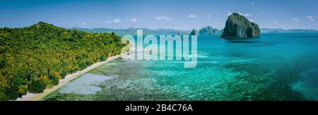 Panorama-Dronenansicht der Küstenlandschaft vom Festland Palawan mit tropischen Pinagbuyutan-Inseln am Horizont. El Nido-Philippinen. Das beste Naturwunder im südostasiatischen Bacuit Archipel. Stockfoto