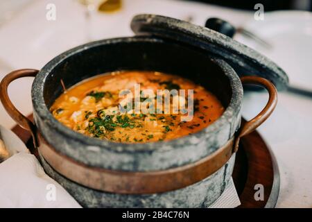 Nationale Küche von Kap Verde: Cachupa in traditioneller Steinschale. Nahaufnahme Stockfoto