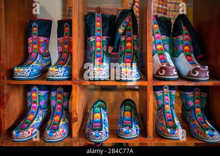 Traditionell dekorierter, gestickter formaler Stiefel auf dem tsechu Marktstand in Thimphu Bhutan Stockfoto