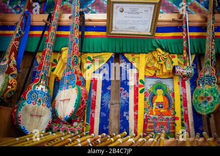Bhutanische Musikinstrumente Dramyin drangyen Gitarre Kunsthandwerk Souvenirs in Thimphu Bhutan. Damnyen Tibet-Laute-Gitarren. Craft-Basar an Der Schule o Stockfoto