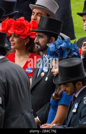 Royal Ascot, Berkshire, Großbritannien. Juni 2017. Scheich Mohammed bin Rashid Al Maktoum, Machthaber von Dubai und Premierminister der Vereinigten Arabischen Emirate, besucht Royal Ascot mit seiner Frau Prinzessin Haya von Jordanien und ihrer Tochter Sheikha Al Jalila. Kredit: Maureen McLean/Alamy Stockfoto