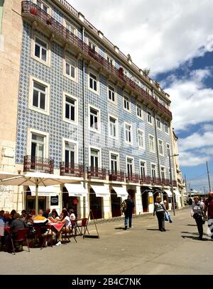 Lissabon, Portugual - 26. April 2019: Blau gemusterte Wandfliesen an dieser Gebäudefassade Stockfoto