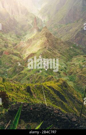 Berggipfel des Xo-Xo-Tals in Sonnenschein. Lokales Dorf im Tal. An den steilen steinigen hängen wachsen viele agava-pflanzen. Insel Santa Antao, Kap Verde. Stockfoto