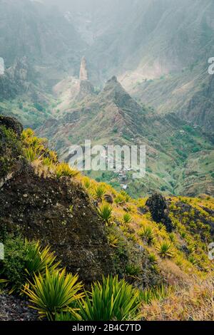 Großartige Szene des grünen Xo Xo Tals. Berge im Staub. Insel Santo Antao, Kap Verde Cabo Verde. Stockfoto