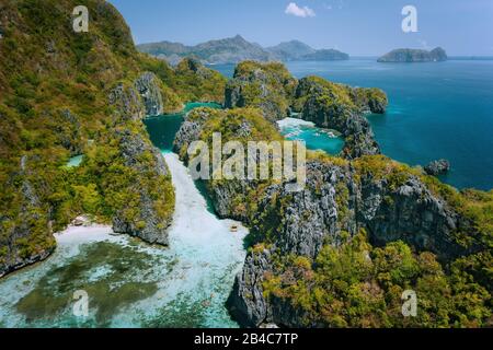 El Nido, Palawan, Philippinen. Blick auf die wunderschöne große Lagune, umgeben von karstigen Kalkfelsen. Stockfoto