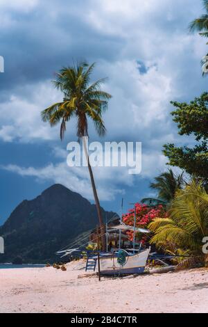 Paradiesische tropische Strandlandschaft - Strand Las Cabanas in El Nido, Insel Palawan, Philippinen. Stockfoto