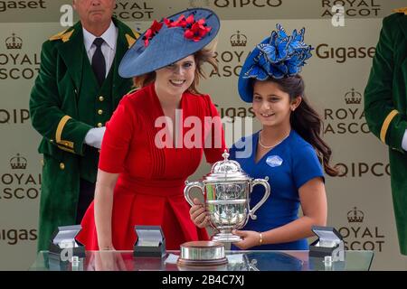 Royal Ascot, Berkshire, Großbritannien. Juni 2017. Prinzessin Eugenie von York präsentiert eine Trophäe in Royal Ascot mit Sheikha Al Jalila Tochter von Scheich Mohammed bin Rashid Al Maktoum und Prinzessin Haya von Jordanien. Kredit: Maureen McLean/Alamy Stockfoto