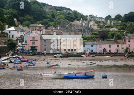 Bunte Häuser am Fluss: Dittisham aus dem Fluss Dart, South Devon, England, Großbritannien Stockfoto