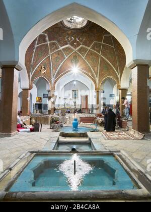 Kashan, Iran. April 2017. Stadtansicht von Kashan - Das Teehaus Hamam-e Khan im Basar der iranischen Stadt Kashan, aufgenommen am 29. April 2017. Weltweite Nutzung Credit: Dpa / Alamy Live News Stockfoto