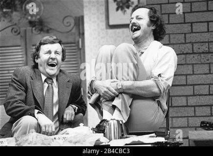 Abwesende FREUNDE von Alan Ayckbourn Design: Derek Cousins Beleuchtung: Nick Chelton Regisseur: Eric Thompson l-r: Richard Briers (Colin), Pat Heywood (Diana), Peter Bowles (Paul) Garrick Theater, London WC2 23/07/1975