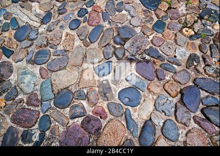 Gepflasterte Straße / gepflasterte Straße aus bunten Kopfsteinpflaster Stockfoto