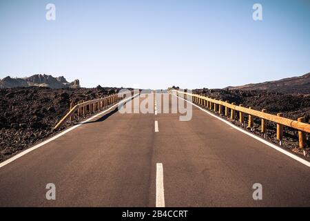 Langer Weg Asphalt mitten in der malerischen Landschaft von Lava und Vulkanier-Konzept für Reise in den schönen Straßen - Stockfoto