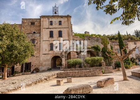 Typische Landschaft in einem kleinen antiken Dorf mit traditionellen Häusern in der Provence, Südfrankreich Stockfoto