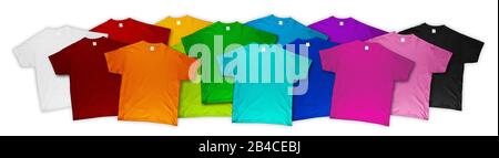 Breite Panorama-Bannerreihe mit vielen neuen T-Shirts aus reiner Baumwolle in bunten Regenbogenfarben isoliert. Haufen verschiedenfarbener Hemden auf weißem Backgrot Stockfoto