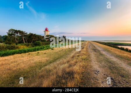 Der Leuchtturm Westermarkelsdorf auf der deutschen Insel Fehmarn an einem warmen Nachmittag im Sommer, er wurde von 1881 bis 1882 erbaut. Stockfoto