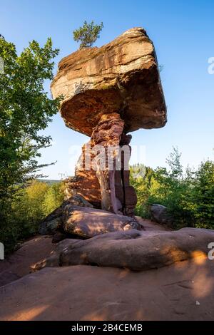 Der berühmte Devils Table bei Hinterweidenthal Stockfoto