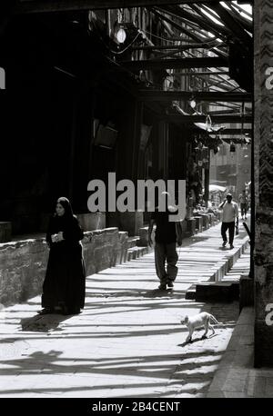 Schwarz-Weiß-Reisefotografie - Straßenszene im islamischen Kairo Bezirk der Stadt Kairo in Ägypten in Nordafrika Mittlerer Osten - Chiaroscuro Stockfoto