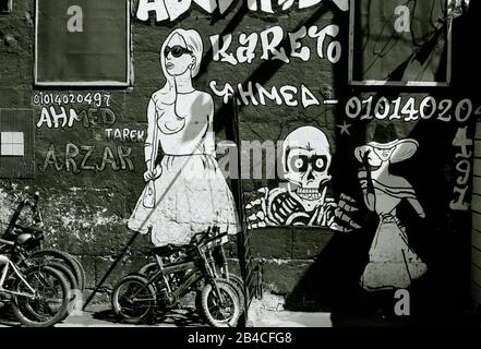 Schwarz-Weiß-Reisefotografie - bizarre Straßenszene im islamischen Kairo Bezirk der Stadt Kairo in Ägypten in Nordafrika Mittlerer Osten - Schädel Stockfoto