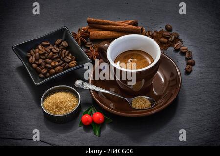 Stillleben, Espresso, Kaffee, Zucker, Gewürze Stockfoto