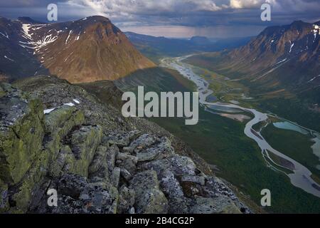 Sverige, Lappland, Sarek nationalpark, Rapaätno Fluss zum Berg Biellorieppe und Skoarki Stockfoto