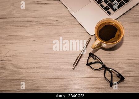 Tasse Kaffee am Schreibtisch Stockfoto