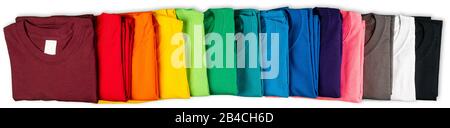 Breite Panorama-Bannerreihe mit vielen neuen T-Shirts aus reiner Baumwolle in bunten Regenbogenfarben isoliert. Haufen verschiedenfarbener Hemden auf weißem Backgrot Stockfoto