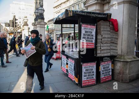 London, Großbritannien. März 2020. Coronavirus dominiert die Titelseite des London Evening Standard in London, Großbritannien am 6. März 2020. Coronavirus (Covid-19), das als offically a Ausbruch in Großbritannien erklärt wurde. Die Zahl der Fälle von Coronavirus im Vereinigten Königreich ist auf 163 gestiegen, ein Anstieg von 48 Fällen an einem einzigen Tag. (Foto von Claire Doherty/Sipa USA) Credit: SIPA USA/Alamy Live News Stockfoto