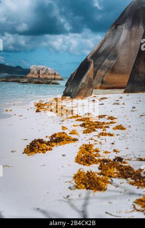 Riesige, einzigartige Felsbrocken aus Granit am Strand Anse Source D'Argent, La Digue, Seychellen. Stockfoto