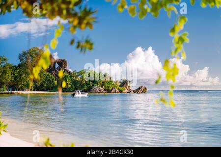 Berühmter Strand von Anse Source d'Argent mit bekannten Felsbrocken aus Granit in La Digue bei Sonnenuntergang, Seychellen. Stockfoto