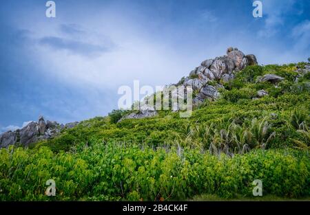 La Digue Island, Seychellen. Wunderschöne tropische Landschaft mit grünen Hügeln an den Ufern des Indischen Ozeans. Stockfoto