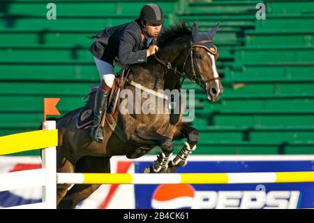 Der Nordamerika, Spruce Meadows 2006, Lafarge Cup, Kyle King (USA) reitend Estival Stockfoto