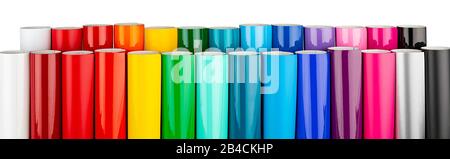 Reihe verschiedener regenbogenfarbener Vinyl-Autowracking oder Plotter, die Folienfolien aufschneiden, die auf weißem Panorama-Bannerhintergrund isoliert sind Stockfoto