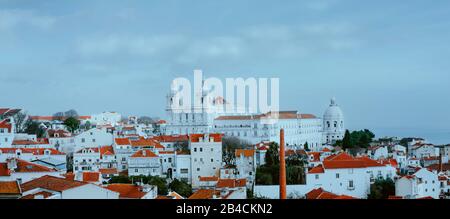 Blick auf die Altstadt von Alfama am bewölkten Tag, Lissabon, Lisboa, Lissabon, Portugal, Europa, rot-weiß. Stockfoto