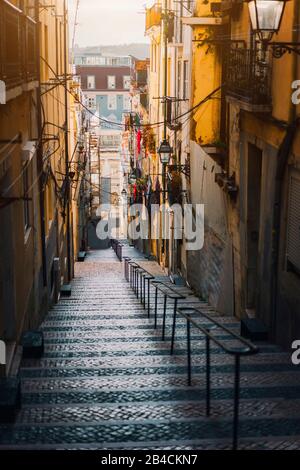 Schöne Treppe in Lissabon. Hängende Wäsche in typischen schmalen Straße. Sonnenuntergang in der Altstadt von Lissabon, das Stadtbild von Lissabon. Stockfoto