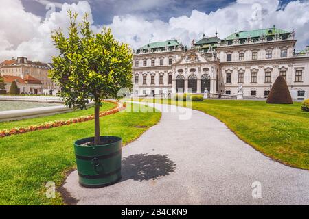Schloss Belvedere Wien Österreich mit Blumen im schönen Garten im Frühjahr. Stockfoto