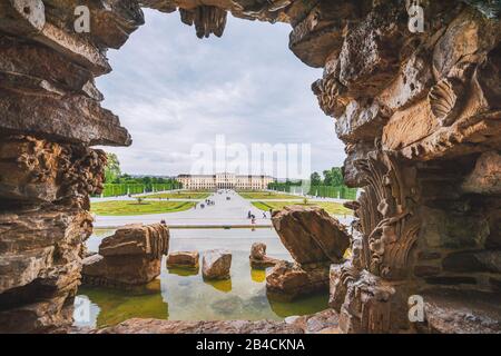 Wien, Österreich. Schloss Schönbrunn oder Schloss Schönbrunn von Brunnenform eingerahmt. Kaiserwohnsitz in Wien und eine große Touristenattraktion in Wien. Stockfoto