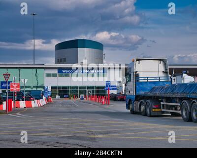 Güterwagen, die an der Stena Line ankommen, rollen ein/rollen von Liverpool zum Fährterminal von Belfast in Birkenhead am Fluss Mersey Stockfoto