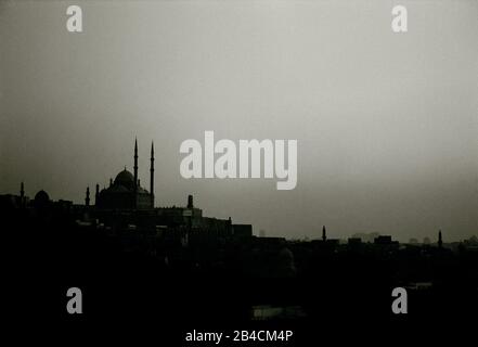 Schwarz-Weiß-Fotografie - Stadtbild Blick über die islamischen Bezirke zur Zitadelle der Stadt Kairo in Ägypten in Nordafrika, Naher Osten Stockfoto