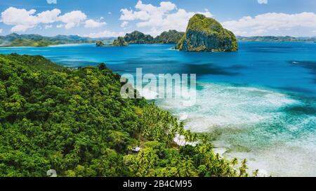 El Nido, Palawan, Philippinen. Panoramablick auf die exotische tropische Insel Pinagbuyutan, das blaue Meer, die Lagune und die Palmen. Südostasien-Bacuit-Archipel. Stockfoto