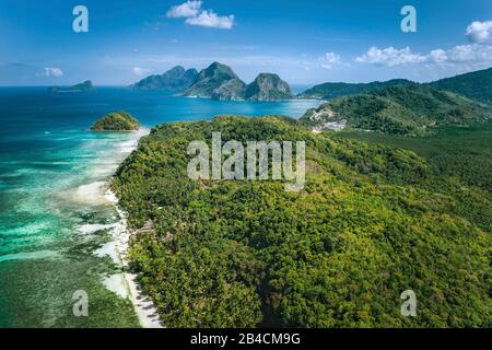 El Nido, Palawan, Philippinen. Panoramablick auf die exotische tropische Küste des Bacuit Archipels mit wunderschönen Inseln, blauen Lagunen und Palmen. Stockfoto