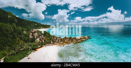Panoramaaussicht auf den schönen Strand Grand Anse auf der Insel La Digue auf den Seychellen. Stockfoto